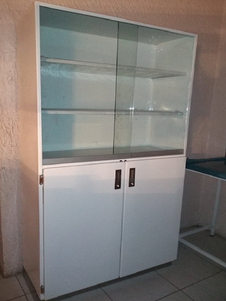 estantes-y-vitrinas-02