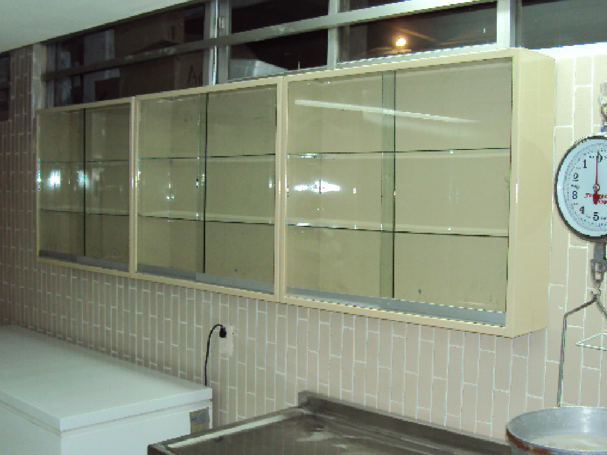 estantes-y-vitrinas-04